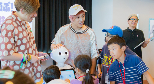 【写真レポート】Pepperで子ども達がプログラミング体験、ゲストに大人気のお笑い「EXIT」が登場！ソフトバンク「子育て応援クラブ」 画像