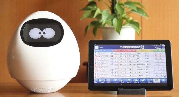 タピアがベースの介護施設向けコミュニケーションロボットシステム「HIMBOT」発表 介護記録作業の効率化と利用者の健康啓発に 画像