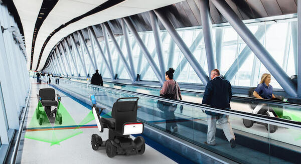 JALとWHILLが羽田空港で自動運転対応の電動車椅子を試験走　 JALグループ便の利用客ら体験可能 画像