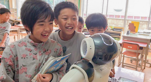 会話ロボット「Nao」と対話AIエンジン「Hitomean」が五島市の小学校で実証実験　英語のスモールトークやクイズで生徒達と交流 画像