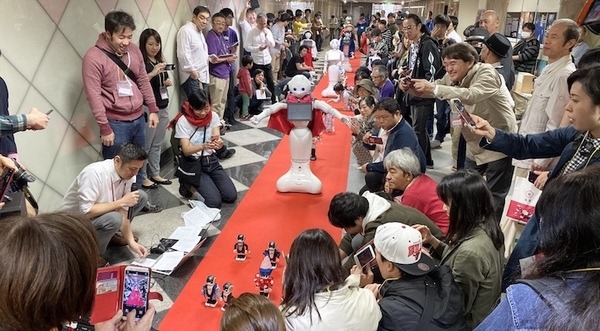 ロボット好きの有志によるイベント「ロボットパレード」が開催 マジックや演劇、ダンスなど当日の熱い様子をレポート 画像