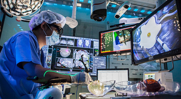 スマート治療室「SCOT」で5Gの活用実験に成功　広島大学とNTTドコモら　高精度な遠隔手術に弾み 画像