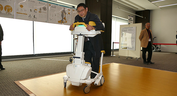 幸和製作所と産総研、転倒防止ロボット歩行車を開発 座らせきり介護ゼロを目指す 画像