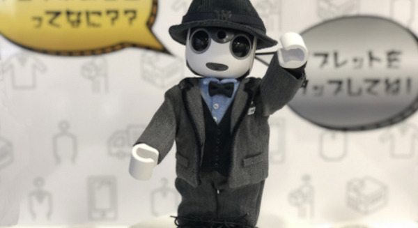 青山商事がロボホンを案内・会員登録のサポート役に採用　ザ・スーツカンパニー ららテラス武蔵小杉店で　トランスコスモスが開発協力 画像