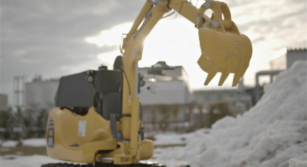 遠隔操作のショベルカーで除雪作業　ロボット技術を活用　三菱電機とSE4が岩手県で 画像