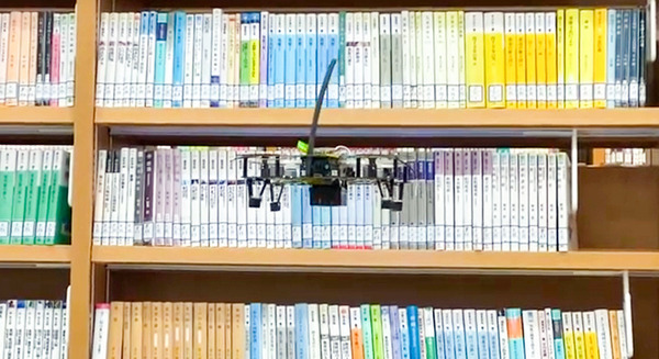世界最小クラスのドローンを図書館で活用　船橋市・西図書館が「IBIS」(アイビス)と「AI蔵書点検システム」を試験導入 画像