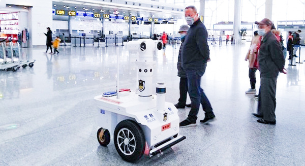 新型コロナ対策「5Gパトロールロボット」登場　半径5m内の体温を10人同時計測　アドバンテック 画像