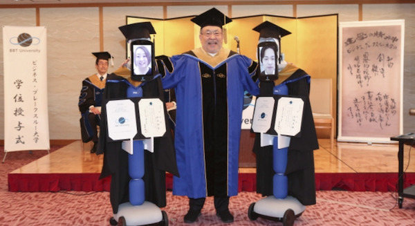【びっくり】BBT大学・大学院が「アバター卒業式」 全日空のロボット「newme」(ニューミー)で遠隔の卒業生へ証書を授与 画像