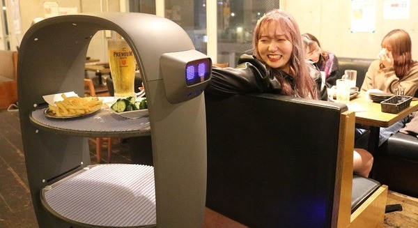 【飲食店の新型コロナ対策】居酒屋に配膳ロボットを導入　調理・配膳ロボットが人との接触を減らし、業務の自動化を推進 画像