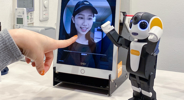 ロボホン「遠隔接客サービス」でフロントデスク無人化、非対面で受付　ホテル業界に提供　先着順で「RoBoHoN」の無償提供も 画像