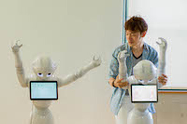 「コロッケさんもデビュー当時は形態模写でした」～ものまねPepper 画像