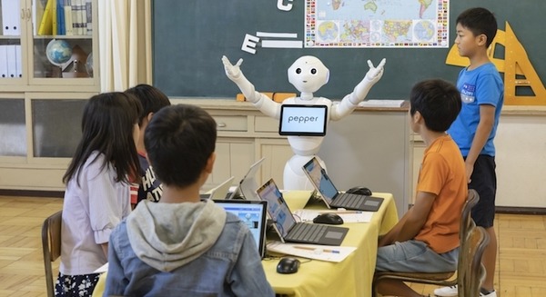 Pepperを使ったプログラミングワークショップが開催 遠隔操作で吉本芸人とジェスチャーバトルを楽しもう 画像