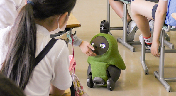 家族型ロボット「LOVOT」が小学生の心のケアや思い出づくり 東京都王子第二小学校で実証実験 画像