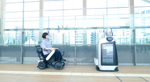 動く広告塔「HOSPI Signage」が電動モビリティを誘導 駅利用客の移動をサポート パナソニック「高輪ゲートウェイ駅」で実証実験 画像