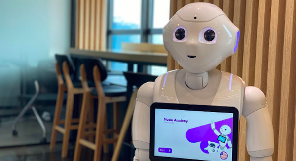 人型の会話ロボット「Pepper」にAKAの英語学習ソリューション「MUSE」(ミューズ)が対応 Pepperが英会話の先生に 画像