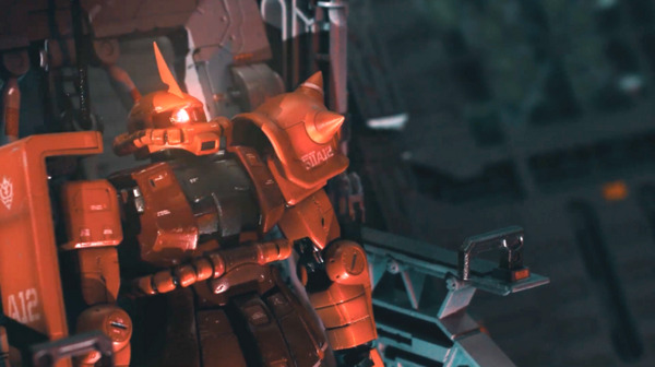 ENEOSオリジナルガンプラ「シャア専用ザクII」抽選で当たる 情景師の荒木さとしさん起用『ガンプラ×EneKeyコラボCM』の精度がすごい 画像