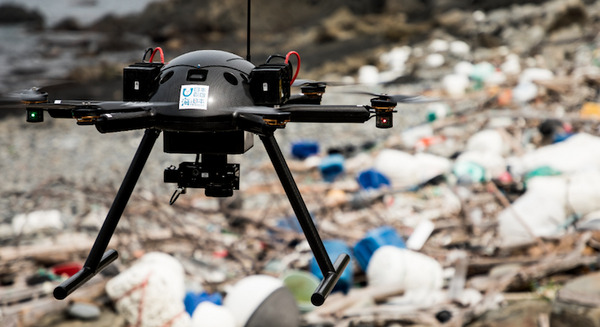 海岸に漂着した海洋ゴミをドローンとAIで識別　ごみ清掃が急務の地域の判定を効率化　Ridge-iが発表 画像