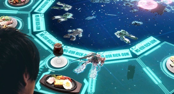 料理をテーブルを置くとザクが発進?ジオン公国軍のBARで戦闘シミュレーション付き食事の新体験!ガンダムカフェ 画像