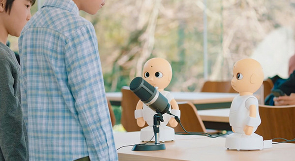ロボットとの途切れない会話をどう実現するか? 音声認識不足を補う「複数体で連携して人と話すロボット」石黒共生HRIプロジェクト 画像