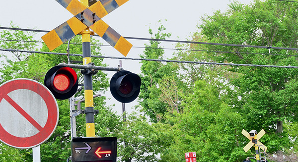 踏切事故は年間240件超 AIが踏切内の人を検知して運転士へ通知、事故を防ぐ オプテージが山陽電車らと実証実験 画像