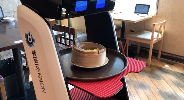横浜中華街「招福門」で自動配膳ロボット「T5」 導入の実証実験が開始 最大5ヶ所に同時配送を可能とする 画像