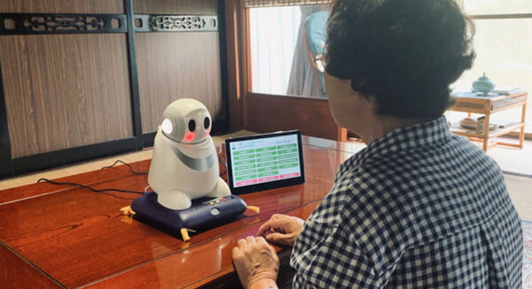 NEC 滋賀県長浜市の実証実験に「みまもり パペロ」を提供 独居高齢者を見守り、健康で楽しい生活をサポート 画像
