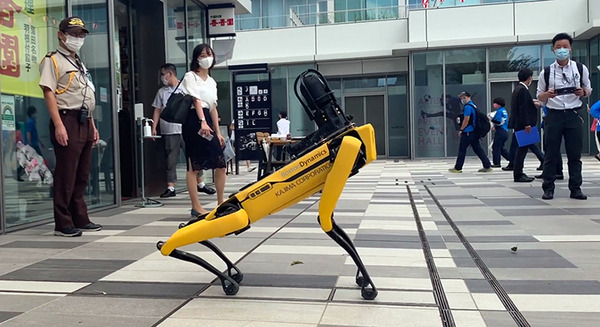 ボストンダイナミクスの犬型ロボット「SPOT」大型商業施設に現る　歩くだけでも注目度抜群「HANEDA INNOVATION CITY」 画像