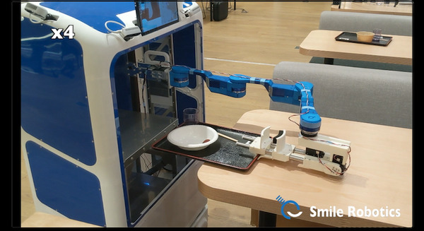 スマイルロボティクスがついに全自動下膳ロボット「ACUR-C」発表&動画公開 ロボットアームでトレーを自動回収 下膳の無人化へ 画像