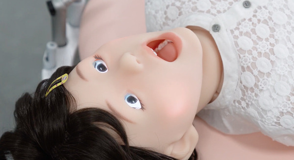 小児患者の動きをリアルに再現できるロボット「ペディアロイド」テムザックが開発 福岡歯科大学が先行導入 画像