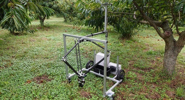 自動栗拾いロボット「Arm-I」の実証試験を実施 AI認識とパラレルリンクロボットアームを搭載 アトラックラボ 画像