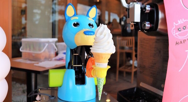 ソフトクリームロボット「レイタくん」の全工程を自動化 量産体制を進めて普及を進める コネクテッドロボティクスが発表 画像