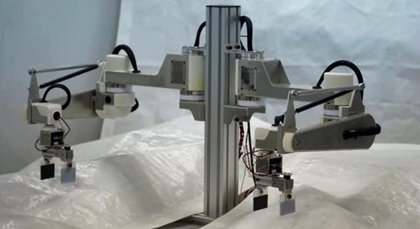川田テクノロジーズ、中小企業向けの小型軽量双腕ロボットを試作　目標は作業性とコストの両立 画像