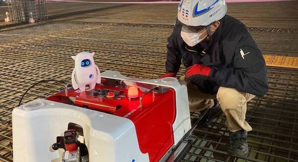 鉄筋結束ロボット「トモロボ」と会話ロボット技術が連携 建ロボテックがAKAのAI音声言語技術を採用 操作方法や予定等を対話で提供 画像
