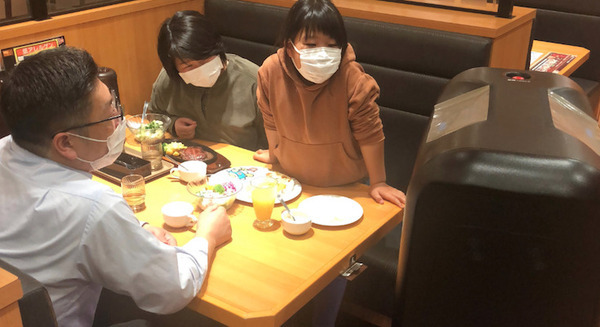 ステーキ宮がNECネッツエスアイの配膳ロボット「YUNJI DELI」を実験導入 従業員と接触機会を減少、利用者の安心感向上へ 画像