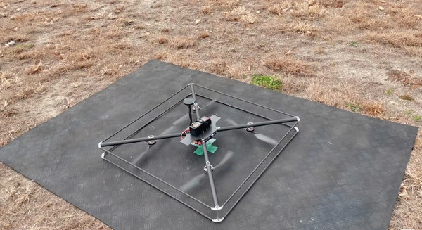 ドローンをピンポイントで自動着陸させる「ATランディングシステム」 GNSSとコンパスを活用した基地局を置くだけ アトラックラボ 画像