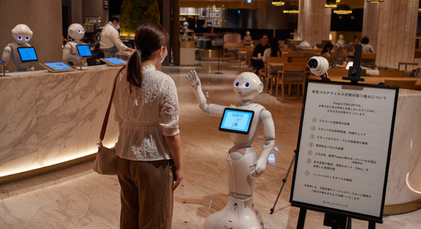 ロボット「Pepper」がマスク着用をチェック　横浜高島屋のバレンタイン催事場の入口で注意喚起 画像