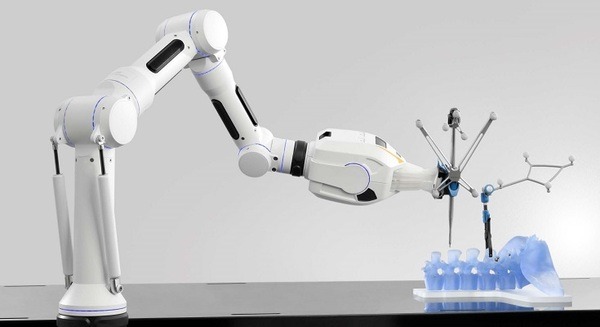ブレインラボの手術支援ロボットアームが脳神経外科や脊椎外科領域をサポート　「Cirqロボットアームシステム」販売開始　 画像
