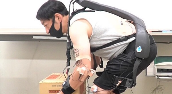 ATOUNの着るロボットは腕の負荷を65%軽減 「腕＋腰の併用」で疲労度は6割減　鈴与甲信支店の作業員が実験に参加 画像