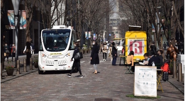 歩行者とモビリティは共存できるか? 東京の丸の内仲通りで自動運転の低速モビリティの運行実験 大丸有協議会とBOLDLYが連携 画像