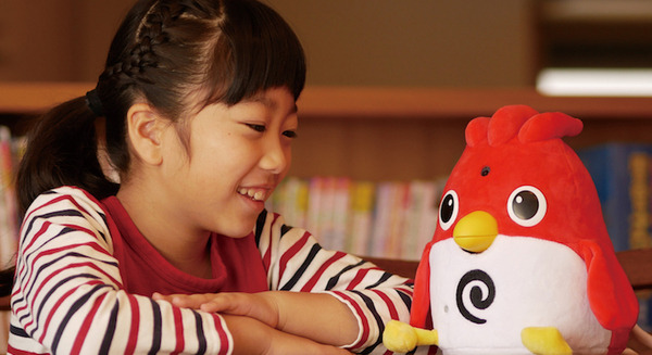 Wi-Fi不要で初心者向けのやさしい単語やフレーズを学習できる 英会話ロボット「チャーピーの小さなおうち」3月3日に発売 画像