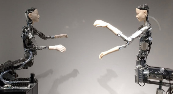 アンドロイドに「自己」が形成されるか?機械人間オルタ2体が動きを模倣して実験「機械人間になっても私はわたし?」日本科学未来館 画像