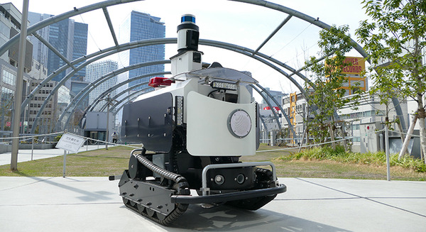 富士防災警備とテクノロード、屋外向け警備ロボット「アルジスＸ」を開発　宮下公園で実証実験 画像
