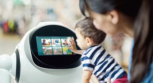 三越伊勢丹が知育玩具売場で会話ロボットを活用　子どもの年齢に合わせた知育商品「ギフトセレクト」を紹介 画像