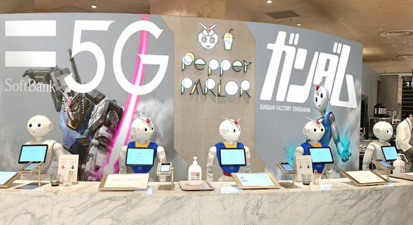【速報】「Pepper PARLOR」と「実物大動くガンダム」がコラボ！特別デザインのPepper、Servi、NAOがおもてなし 画像