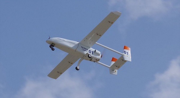 テラ・ラボが固定翼ドローンの飛行試験を初披露 車両型地上支援システムと連動「ロボテスEXPO 2021」 画像