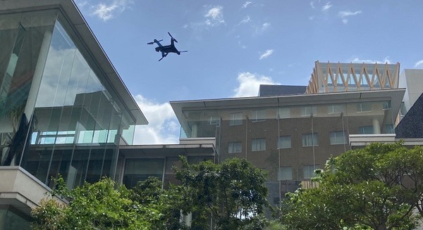 ドコモが近畿大学と屋内・屋外を往来できるドローンで自動巡回警備の実証に成功 　ドローンによる巡回警備の実用化をめざす 画像