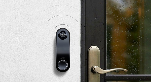 頭から足元までを見渡せるバッテリー駆動の無線ビデオドアベルを発表　取付簡単　Arlo Essential 画像