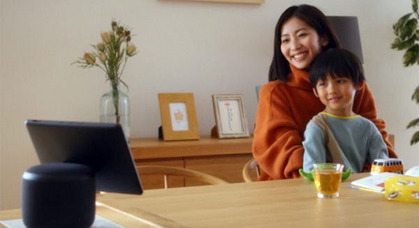 おうち時間をスマートスピーカーでどう楽しむ?「Echo Show 10」の活用法をAmazonが動画で公開　カラオケやクイズ大会も 画像