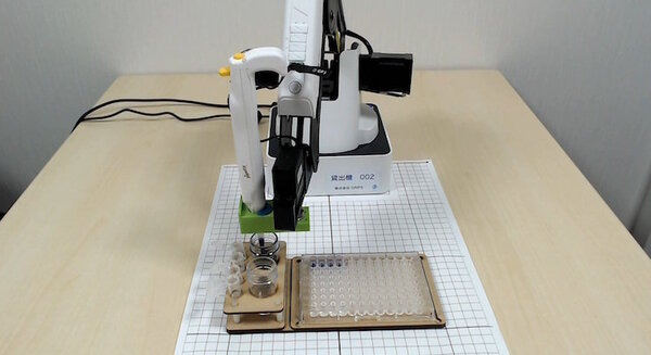 STEM教育向けロボットアーム「Dobot Magician」が分注作業を自動化 実証機をGRIPS、アイカムス・ラボらが開発 画像