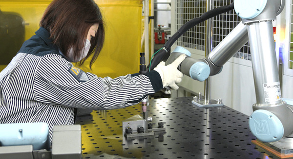 藤田ワークス 溶接と金属プレス加工機への投入作業に協働ロボット「UR5」を導入 溶接技術の習得期間を数か月に短縮し、作業効率も向上 画像